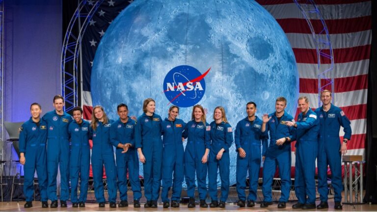 WHY WAS THERE A MINIMUM HEIGHT FOR ASTRONAUTS visual data 3